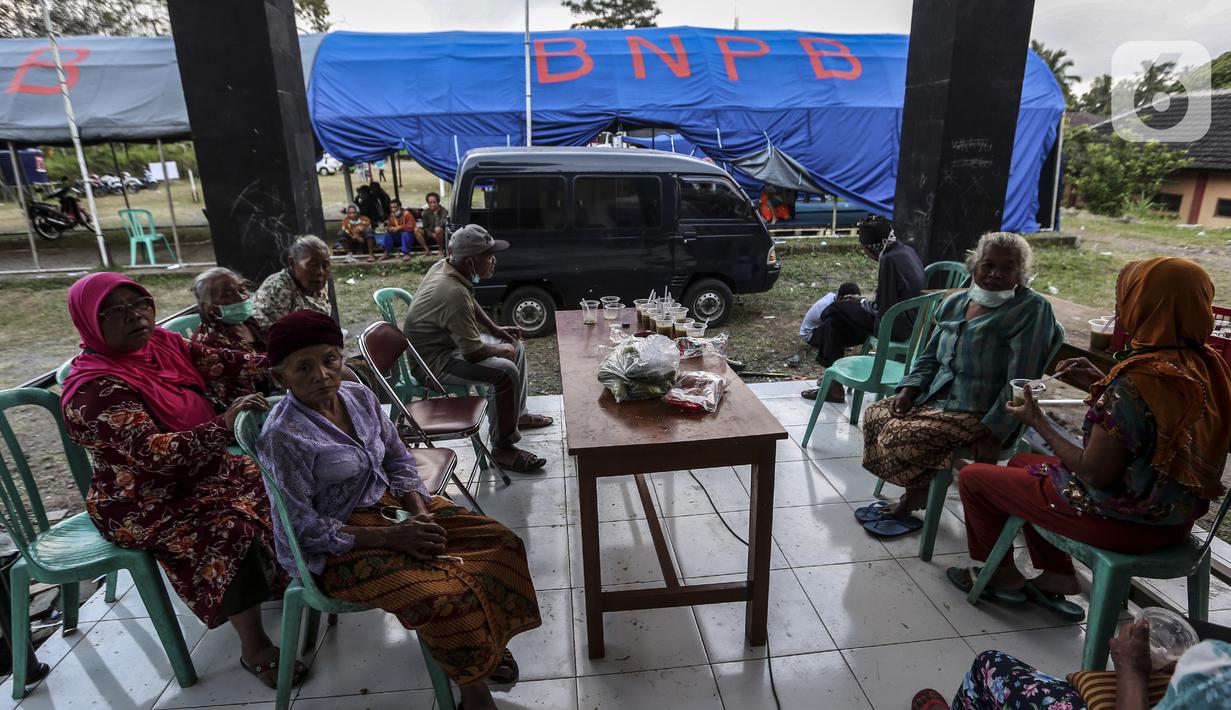 Pengungsi Gunung Merapi berkumpul di lokasi pengungsian di Desa Glagaharjo, Sleman, Jawa Tengah, Rabu (18/11/2020). Kondisi Gunung Merapi yang memasuki level siaga membuat beberapa desa dengan radius 5 Km dari puncak Gunung Merapi mengungsikan penduduknya. (Liputan6.com/Johan Tallo)
