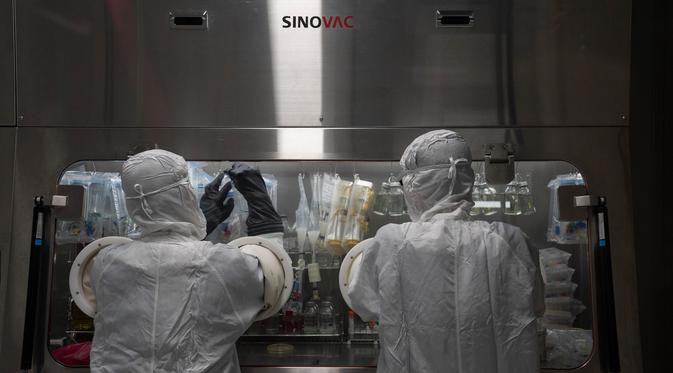 Pekerja berada di laboratorium vaksin SinoVac di Beijing, Kamis (24/9/2020). Perusahaan farmasi China, Sinovac mengatakan vaksin virus corona yang dikembangkannya akan siap didistribusikan ke seluruh dunia, termasuk AS, pada awal 2021. (AP Photo/Ng Han Guan)