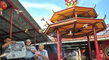  Warga Tionghoa melepas burung pipit untuk menyambut perayaan hari raya Imlek di Vihara Dharma Bhakti, Jakarta, (7/2). Melepas burung ke alam bebas, merupakan simbol kebebasan hati dan dipercaya berdampak baik bagi kehidupan. (Liputan6.com/Yoppy Renato)