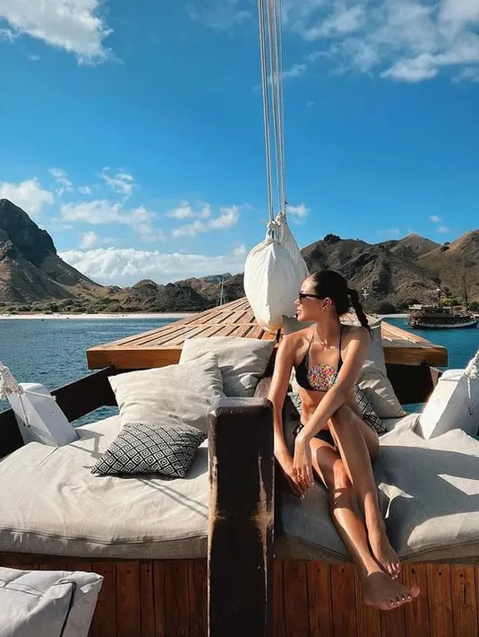 Sambil menikmati pemandangan indah di Labuan Bajo, Alyssa Daguise juga sempat membagikan fotonya saat bersantai dengan memakai bikini two piece berwarna hitam. (instagram.com/alyssadaguise)
