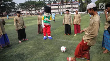 Maskot Liga Santri Nusantara (LSN) bersama santri melakukan persiapan pada pertandingan LSN di Gor Pertamina Simprug, Jakarta, Senin (4/9). LSN digelar atas kerja sama Kemenpora dan diikuti ratusan santri se-DKI. (Liputan6.com/Faizal Fanani)