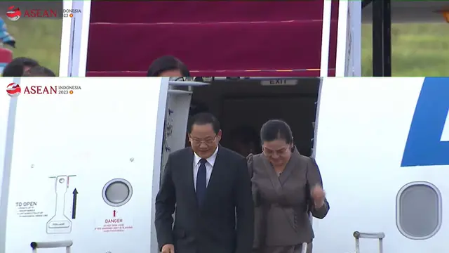 Perdana Menteri Laos Sonexay Siphandone didampingi istrinya, Madam Thongvanh tiba di Labuan Bajo, NTT pada Selasa (9/5/2023) untuk menghadiri KTT ke-42 ASEAN 2023. (Tangkapan Layar Youtube Setpres RI)