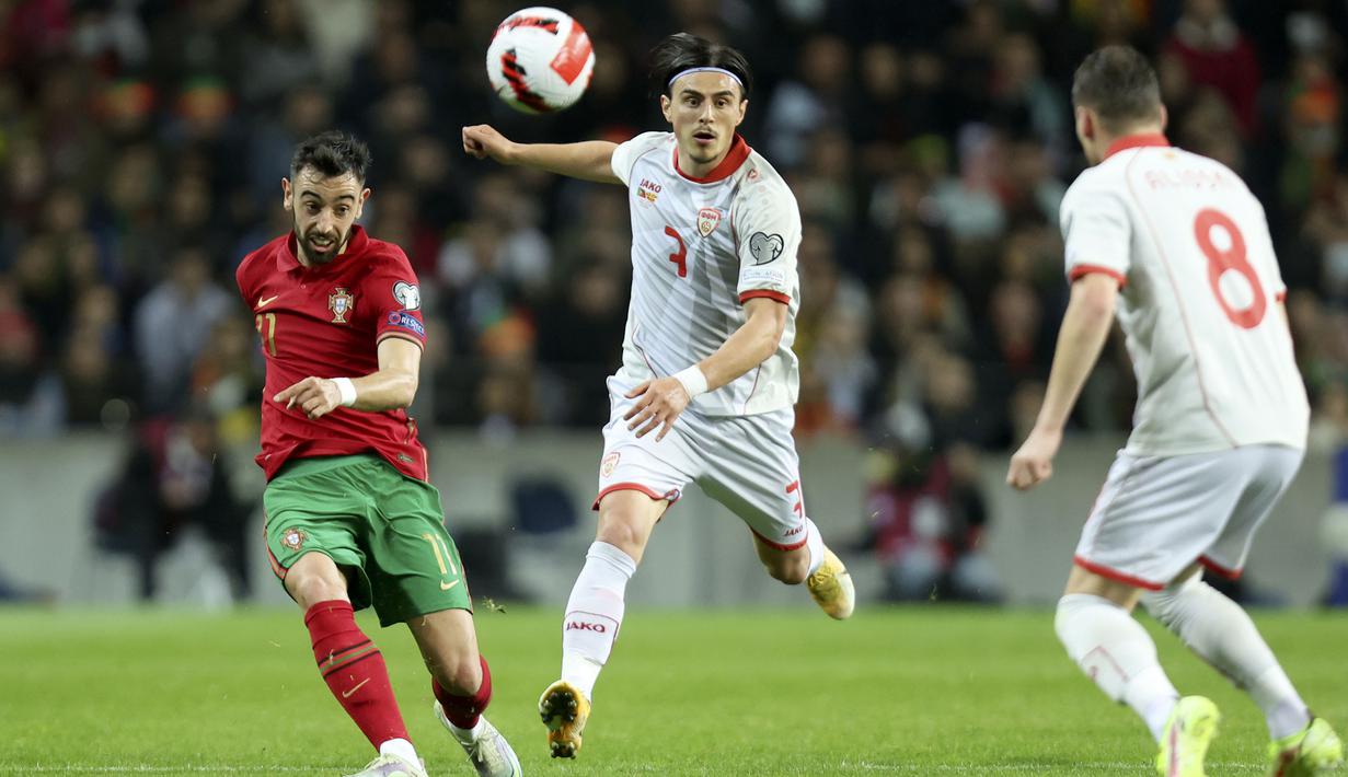 Menit ke-65, Portugal berhasil mencetak gol kedua. Lagi-lagi lewat Bruno Fernandes. Umpan silang Jota dari sisi kiri berhasil dituntaskan oleh gelandang andalan MU tersebut untuk menggetarkan gawang yang dikawal Stole Dimitrievski. (AP/Luis Vieira)