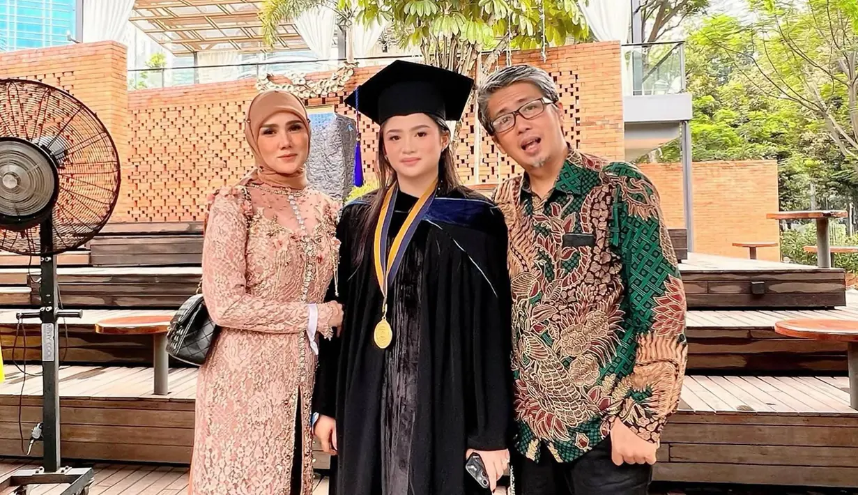 Hadiri momen wisuda putrinya, Mulan Jameela pun mengucapkan syukur atas kelulusan putrinya di jenjang S1. Diketahui bahwa Tiarani Savitri mengambil program S1 Event Management dan meraih gelar Sarjana Pariwisata.  (Liputan6.com/IG/@mulanjameela1)