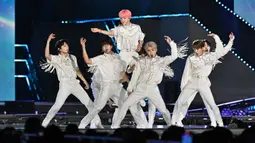 Grup K-Pop Korea Selatan Golden Child tampil pada Dream Concert 2022 di Stadion Jamsil, Seoul, Korea Selatan, 18 Juni 2022. Dream Concert adalah konser K-Pop tahunan terbesar di Korea Selatan sejak tahun 1995, pada tahun 2020 dan 2021 Dream Concert diadakan secara online. (Jung Yeon-je/AFP)