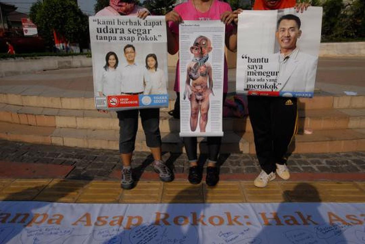 Aksi kampanye anti asap rokok di HI