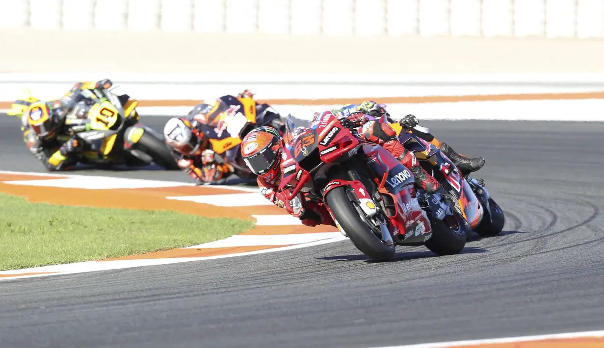 Bagnaia menjadi pembalap Ducati kedua yang merasakan gelar juara dunia sejak tahun 2007 alias 15 tahun lalu. Sebelumnya, hanya Stoner yang berhasil mewakili Ducati merebut juara dunia MotoGP. (AP/Alberto Saiz)