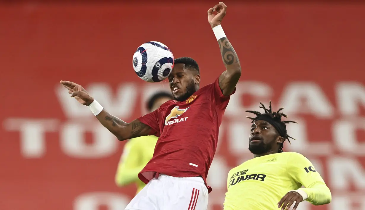 Gelandang Manchester United, Fred berebut bola dengan gelandang Newcastle United, Allan Saint-Maximin pada pekan ke-25 Liga Inggris 2020/2021  di Old Trafford, Senin (22/2/2021) dini hari WIB. Manchester United sukses membungkam Newcastle dengan skor 3-1. (Stu Forster/Pool via AP)