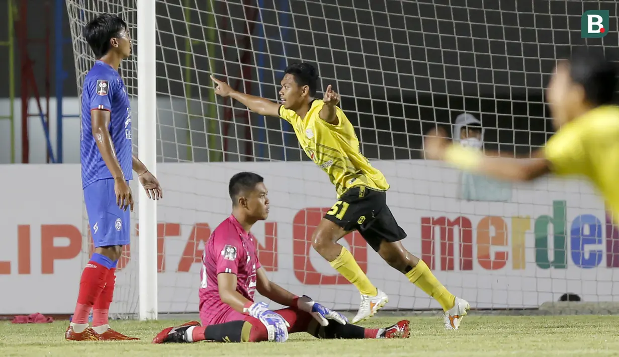 Gelandang Barito Putera, Alief Jaelani melakukan selebrasi usai mencetak gol pertama timnya ke gawang Arema FC dalam laga matchday ke-2 Grup A Piala Menpora 2021 di Stadion Manahan, Solo, Kamis (25/3/2021). Barito Putera sementara unggul 2-0 atas Arema FC di babak pertama. (Bola.com/Arief Bagus)