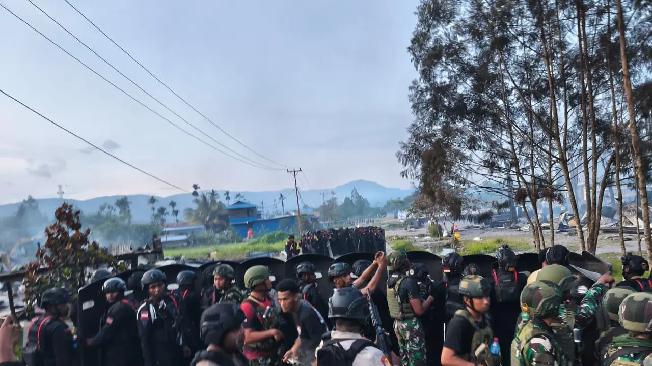 TNI-Polri menyelamatkan enam prajurit dari kepungan massa saat kerusuhan di Yalimo. Foto HO Polri