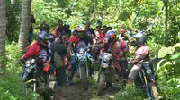 Komunitas motor adventure Coral hendak menjajal tanjakan di jalur antara Cingebul-Banjaranyar.