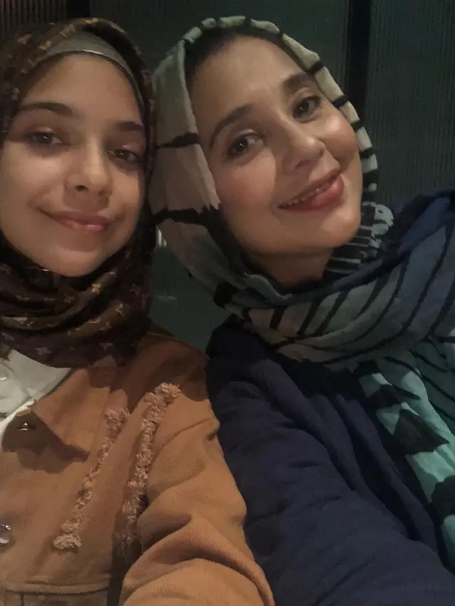 6 Potret Ayu Azhari dan Isabelle Tramp, Bak Pinang Dibelah Dua