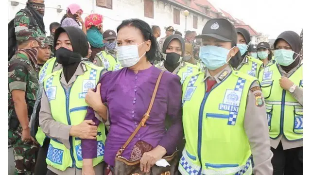 Ibunda Artis Cantik Atiqah Hasiholan Ditangkap Polisi di Penjaringan