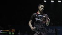 Pebulutangkis Indonesia, Jonatan Christie, saat melawan wakil Denmark, Victor Axelsen, pada Indonesia Open di Istora Senayan, Selasa, (3/7/2018). Jonatan kalah dua gim langsung dengan skor 14-21, 18-21. (Bola.com/M Iqbal Ichsan)