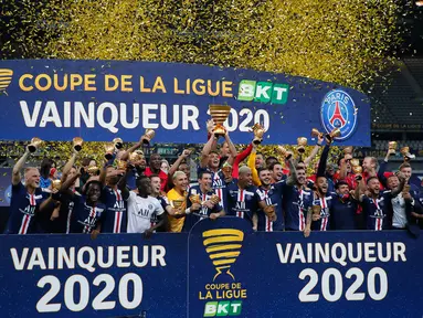 Para pemain Paris Saint Germain atau PSG merayakan kemenangan gelar juara Piala Liga Prancis usai menang atas Lyon di Stade de France, Paris, Sabtu (1/8/2020) dini hari. PSG menjadi juara Piala Liga Prancis setelah menang melalui adu penalti 6-5. (AP Photo/Francois Mori)