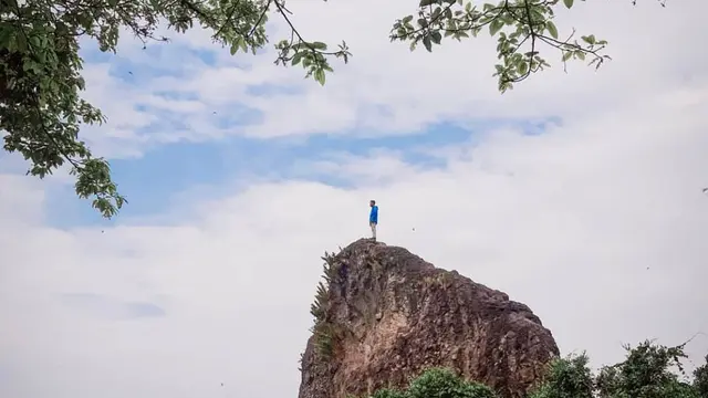 Gunung Munara di Bogor dari kejauhan