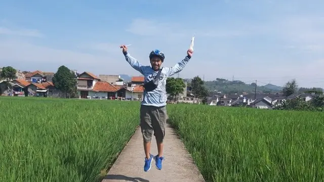Junior Caesar J Noya, penyandang Down syndrome asal Bandung yang pandai bernyanyi. Foto: tangkapan layar Instagram junior_noya.