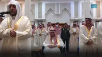 Raja Salman melaksanakan sholat id di hari raya lebaran pada Jumat 21 April 2023. Dok: Twitter Saudi Press Agency&nbsp;