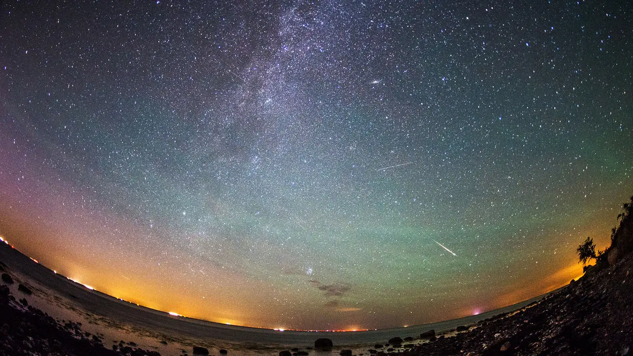 Potret Memesona 'Pertunjukan' Meteor Perseid dari Seluruh Dunia