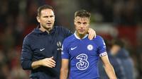Pelatih Chelsea, Frank Lampard (kiri), berusaha menenangkan Cesar Azpilicueta setelah laga tunda pekan ke-32 Liga Inggris 2022/2023 yang dimenangkan oleh Manchester United, Jumat (26/5/2023). Hasil ini merupakan kekalahan Chelsea yang ke-22 pada semua ajang di musim ini.  (AP Photo/Dave Thompson)