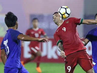 Pemain depan Timnas Indonesia U-23, Alberto Goncalves (tengah) berebut bola dengan pemain Thailand U-23 saat uji coba di Stadion PTIK, Jakarta, Kamis (31/5). Babak pertama, Indonesia U-23 ditahan imbang Thailaind U-23. (Liputan6.com/Helmi Fithriansyah)