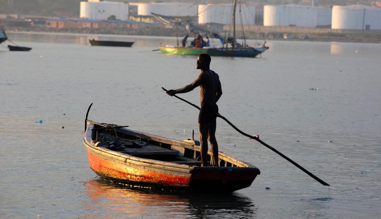 Nelayan menggunakan tiang mendorong perahu kayunya saat memancing di daerah Port Cite Soleil di Port-au-Prince, Haiti (17/3). Penduduk Cite Soleil sebagian besar hidup dalam kemiskinan ekstrem. (AP Photo/Dieu Nalio Chery)