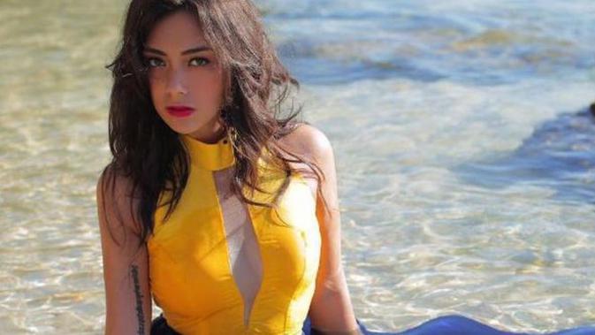 Cupu Tapi Seksi Intip Gaya Andalan Celine Evangelista Di Sini Lifestyle Liputan Com