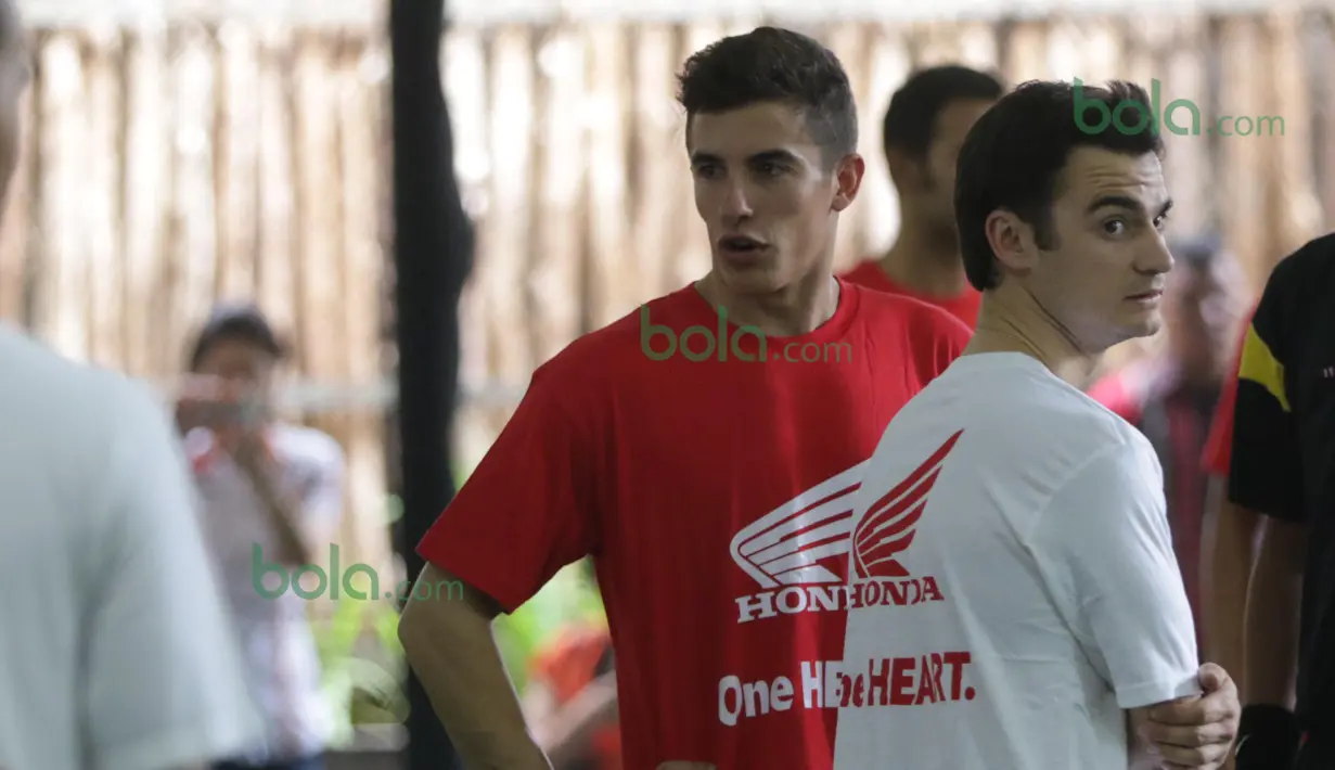 Marc Marquez (kiri) mewakil Tim Merah dan Dani Pedrosa  (kanan) Mewakili Tim Putih saat bertanding futsal di Lapangan Futsal Kuningan Village, Jakarta, Sabtu (13/2/2016). (Bola.com/Nicklas Hanoatubun)