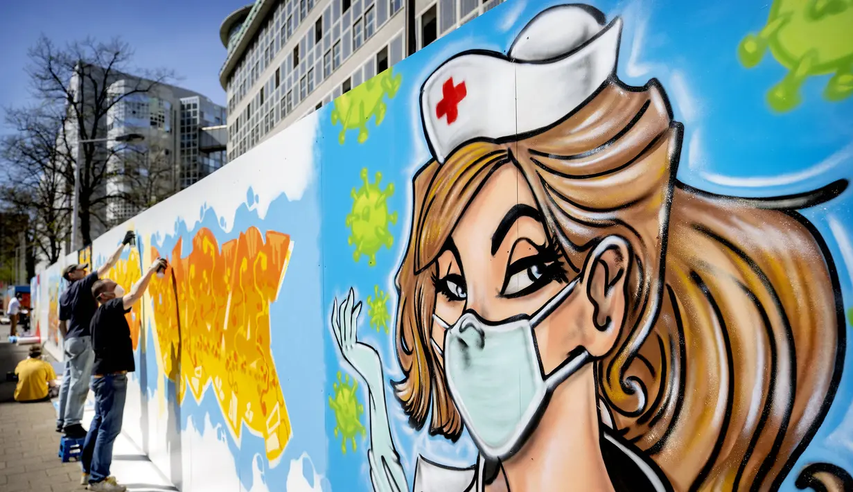Seniman jalanan Jim Haan membuat mural di pagar konstruksi markas NL Dutch Post NL di Den Haag, Belanda, Jumat (10/4/2020). Seniman jalanan Belanda membuat mural untuk mendukung mereka yang berjuang selama pandemi virus corona COVID-19. (Koen Van WEEL/ANP/AFP)