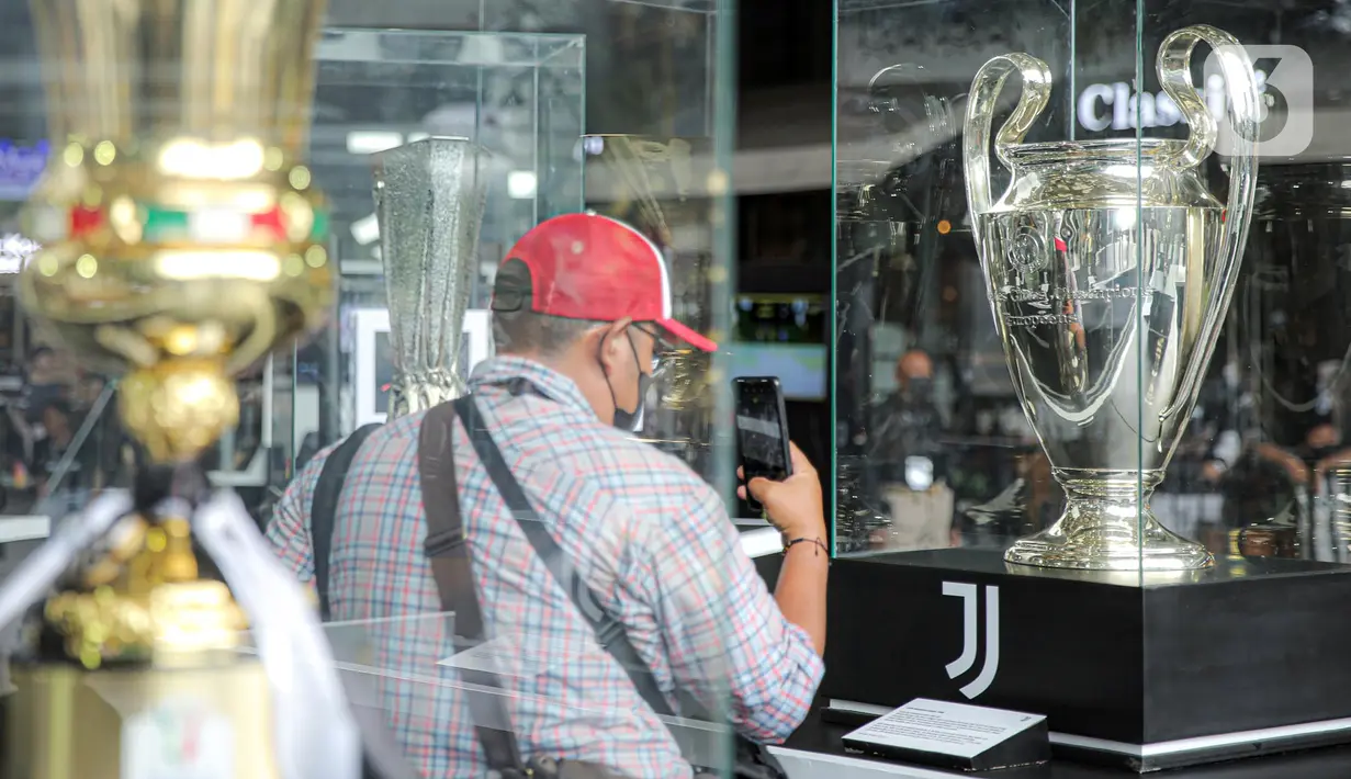 Pengunjung mengambil gambar saat melihat trofi kemenangan Juventus yang dipamerkan pada Juventus Village di Lippo Mall Kemang, Jakarta, Jumat (27/1/2023). Juventus Village berlangsung pada 27-29 Januari 2023 meliputi pameran trofi pertama di Asia Tenggara sepanjang sejarah klub, koleksi sejarah Juventus, pameran tempat-tempat bersejarah di stadion dan pameran merchandise klub. (Liputan6.com/Faizal Fanani)