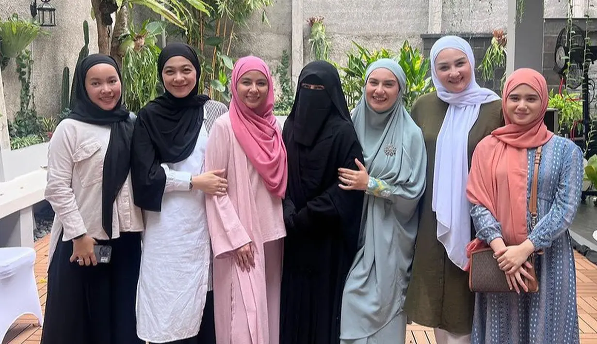 <p>Dian Ayu Lestari tampil mengenakan atasan panjang warna putih dan motif bergaris, dipadukan kerudung dan rok panjang hitamnya. [@tissabiani]</p>