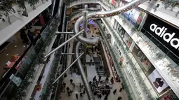 Pemandangan dari perosotan setinggi lima lantai yang dibangun di dalam salah satu pusat perbelanjaan di Shanghai, China, Selasa (16/2). Wahana permainan sepanjang 20 meter itu dibuka untuk umum pada 22 Februari mendatang. (REUTERS/Aly Song)