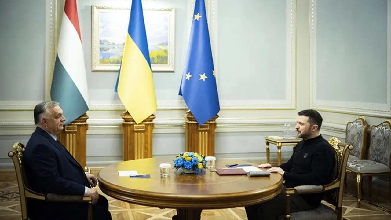 Presiden Volodymyr Zelenskyy dan Perdana Menteri Hungaria Viktor Orban saat bertemu di Kyiv pada Selasa (2/7/2024).
