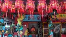 Penampakan kelenteng yang telah dipercantik dengan hiasan berupa lampion, Jakarta, Sabtu (14/02/2015). (Liputan6.com/Andrian M Tunay)