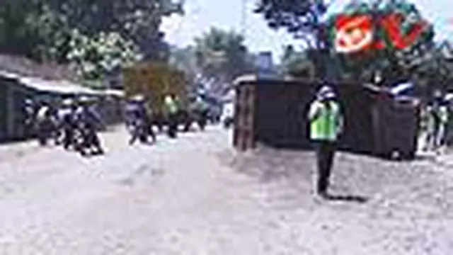Truk Pasir Terguling di Tengah Jalan