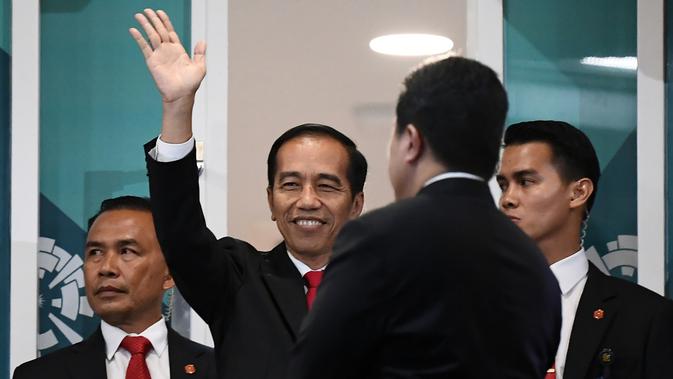 Presiden Republik Indonesia, Joko Widodo, menyapa penonton saat pembukaan Asian Games 2018, Sabtu (18/8/2018). (AFP/Jewel Samad)