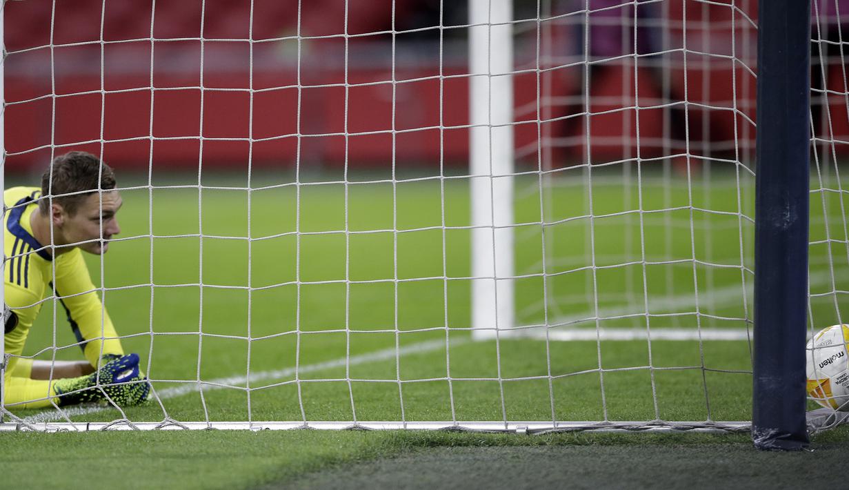 Ekspresi kiper Ajax Amsterdam, Kjell Scherpen usai kebobolan gol pertama oleh gelandang AS Roma, Lorenzo Pellegrini dalam laga leg pertama perempatfinal Liga Europa 2020/2021 di Johan Cruijff Arena, Amsterdam, Kamis (8/4/2021). Ajax kalah 1-2 dari AS Roma. (AP/Peter Dejong)