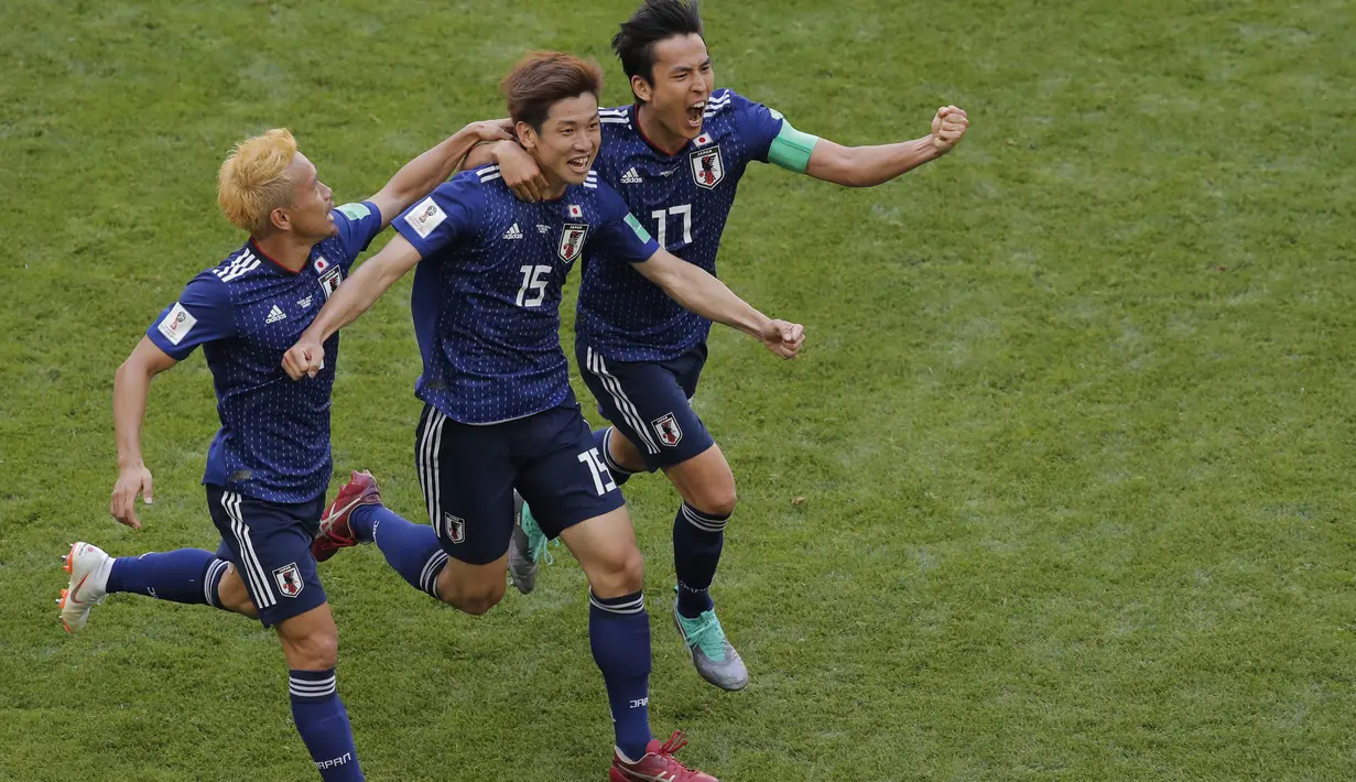 Pemain Jepang, Yuya Osako (tengah) merayakan golnya ke gawang Kolombia pada laga grup H Piala Dunia 2018 di Mordavia Arena, Saransk, Rusia, (19/6/2018). Jepang menang 2-1. (AP/Vadim Ghirda)