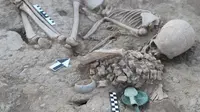 Di dalam gundukan makam itu, ditemukan kerangka seorang gadis muda yang dikelilingi oleh fragmen tulang hewan. (sumber: Kementerian Sains dan Pendidikan Tinggi Kazakhstan)