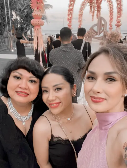 Sara Wijayanto tampil menawan kenakan dress Brukat Lilac [@sarawijayanto]