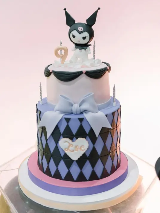 <p>Zoe dan Zac genap sembilan tahun pada 11 Agustus. Ultah ini juga mengusung konsep sesuai karakter favorit sang buah hati. Bentuk kue ulang tahun juga berbeda. [Instagram/ijonkfrizzy]</p>