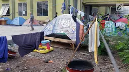 Sejumlah tenda para pencari suaka masih terlihat di halaman gedung bekas Markas Kodim, Kalideres, Jakarta, Selasa (3/9/2019). Pemprov DKI Jakarta memberikan batas waktu hingga 31 Agustus 2019, namun masih banyak pencari suaka memilih bertahan di gedung itu. (Liputan6.com/Helmi Fithriansyah)