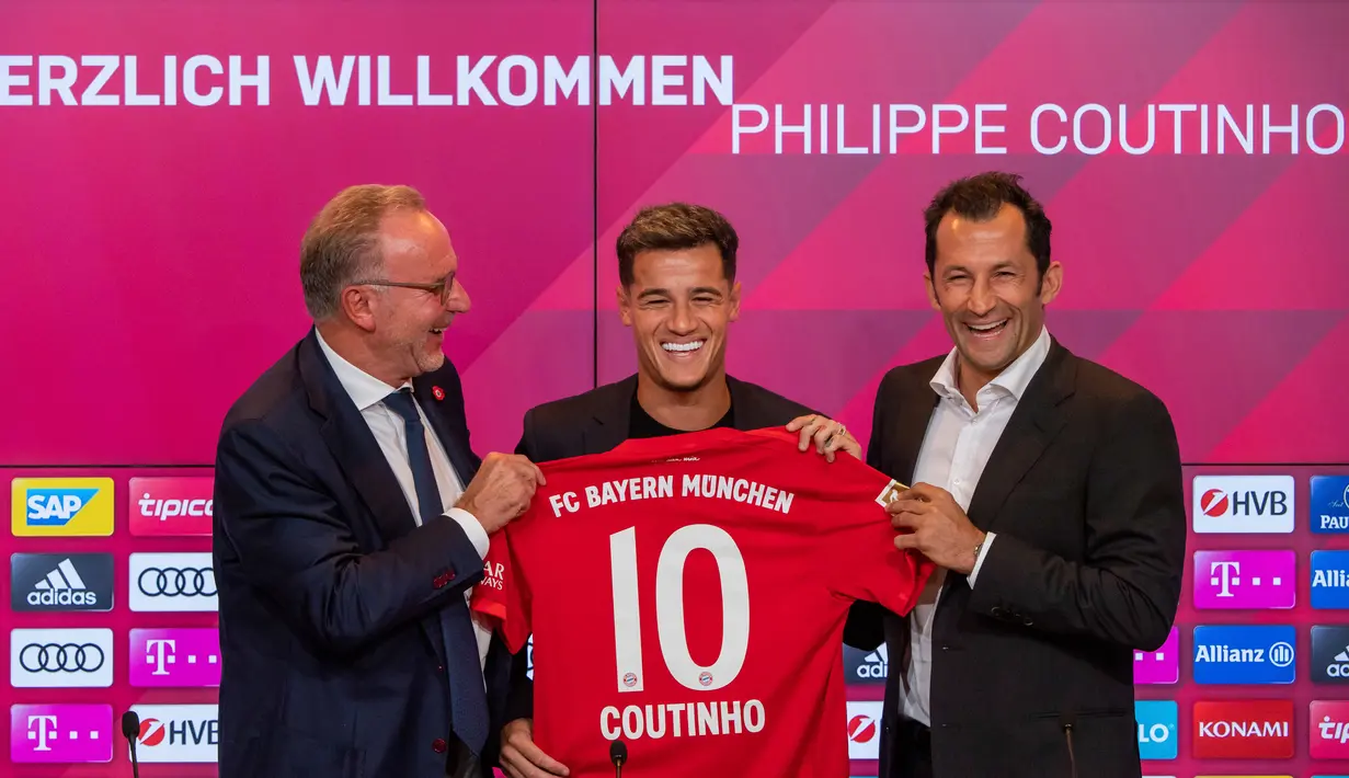 Pemain baru Bayern Munchen Philippe Coutinho (tengah) memegang jersey timnya bersama CEO Karl-Heinz Rummenigge (kiri) dan pelatih Hasan Salihamidzic saat konferensi pers di Munich, Jerman, Senin (19/8/2019). Coutinho resmi menjadi pemain Bayern Munchen musim 2019-2020. (Peter Kneffel/dpa via AP)