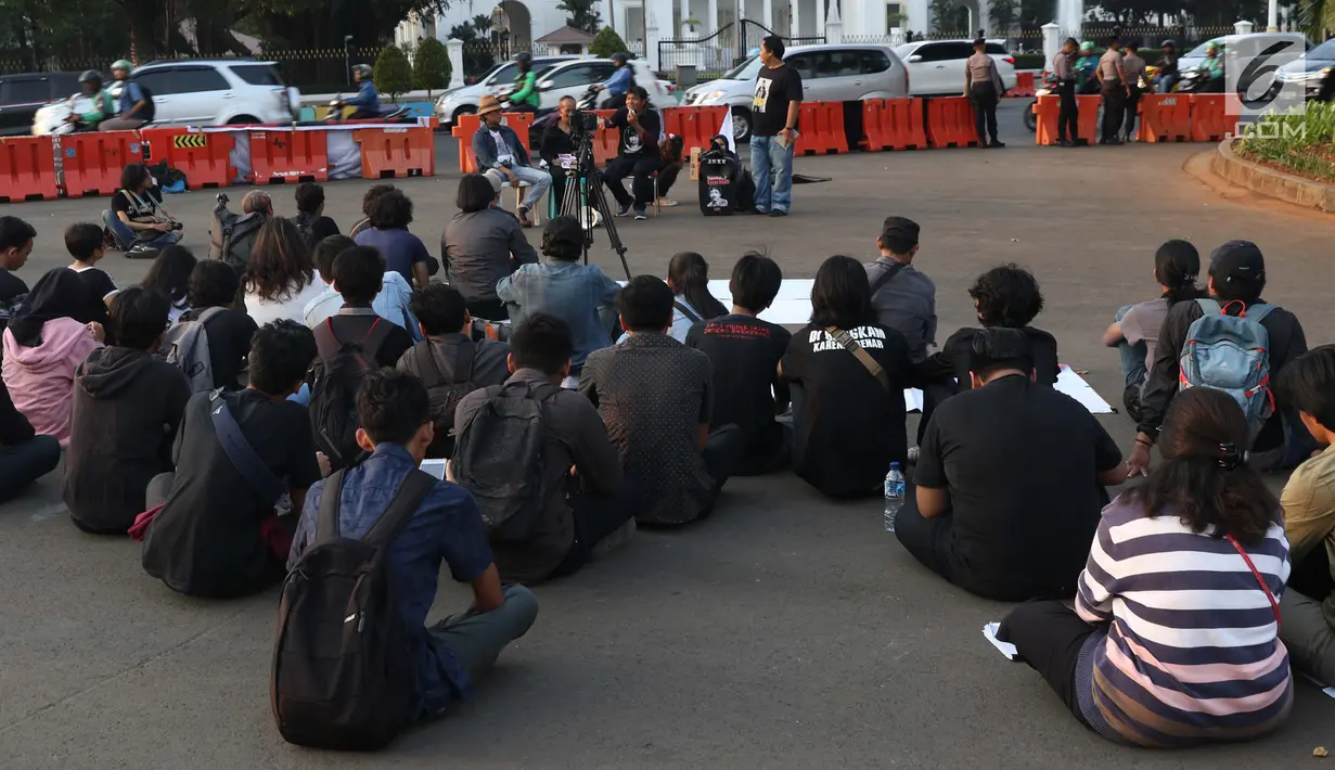 Aktivis yang tergabung dalam Jaringan Solidaritas Korban untuk Keadilan saat aksi Kamisan di depan Istana Negara, Jakarta, Kamis (25/7/2019). Aksi Kamisan ke-594 mengangkat tema '23 Tahun Tragedi 27 Juli Saat Jadi Penguasa Kok Malah Tidak Peduli?'. (Liputan6.com/Helmi Fithriansyah)