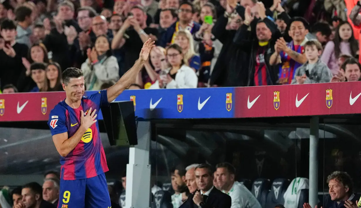 Momen emosional langsung menyelimuti markas Barcelona setelah Robert Lewandowski menyampaikan salam perpisahan kepada para pendukung. (AP Photo/Joan Mateu Parra)