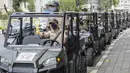 Personel polisi duduk di kendaraan segala medan (ATV) yang digunakan untuk berpatroli di pantai selama peluncurannya di Mumbai, Senin (7/6/2021). ATV ini juga akan dikerahkan dalam beberapa operasi penyelamatan di mana kendaraan normal tidak dapat mencapainya. (Sujit Jaiswal / AFP)