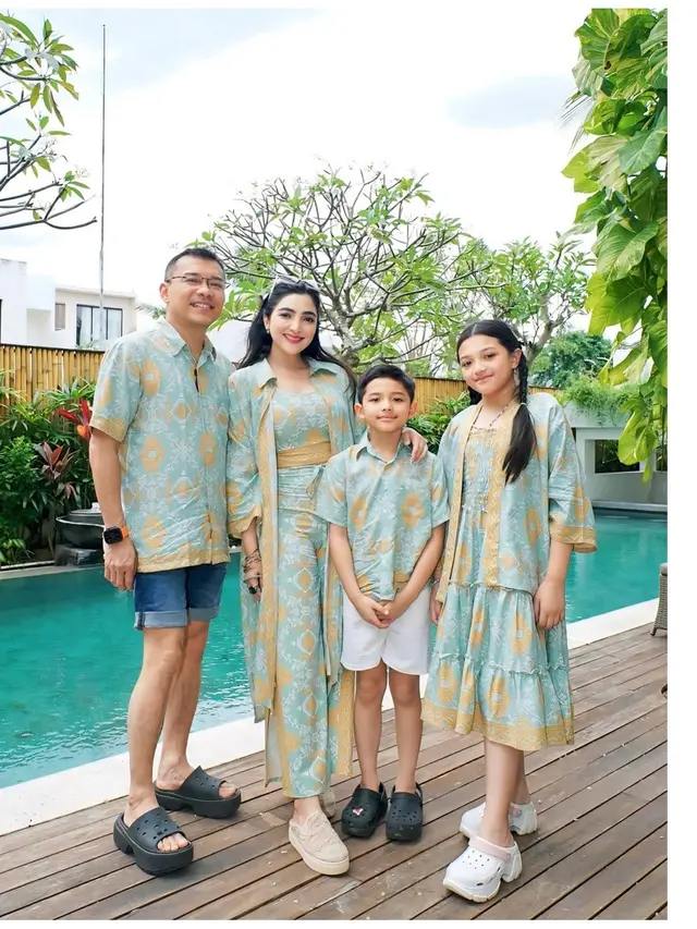 5 Model Baju Sarimbit Keluarga Ashanty dan Anang Selama Liburan di Bali, Stylish