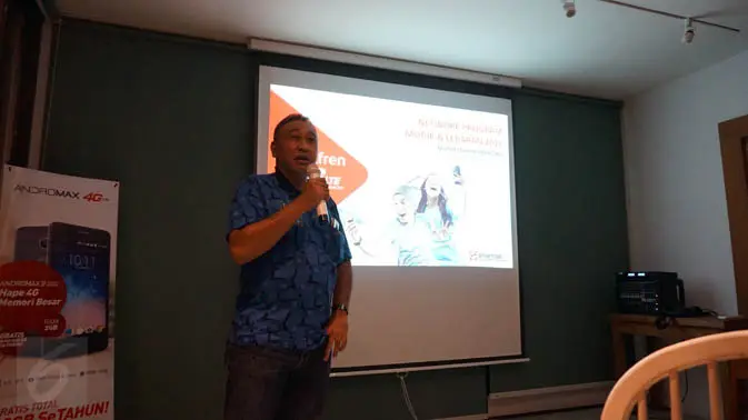 VP Technology Relations and Special Project Smartfren Munir Syahda Prabowo berikan paparan hasil uji jaringan di Yogyakarta, Selasa (23/5/2017) malam. Liputan6.com/ Agustin Setyo Wardani