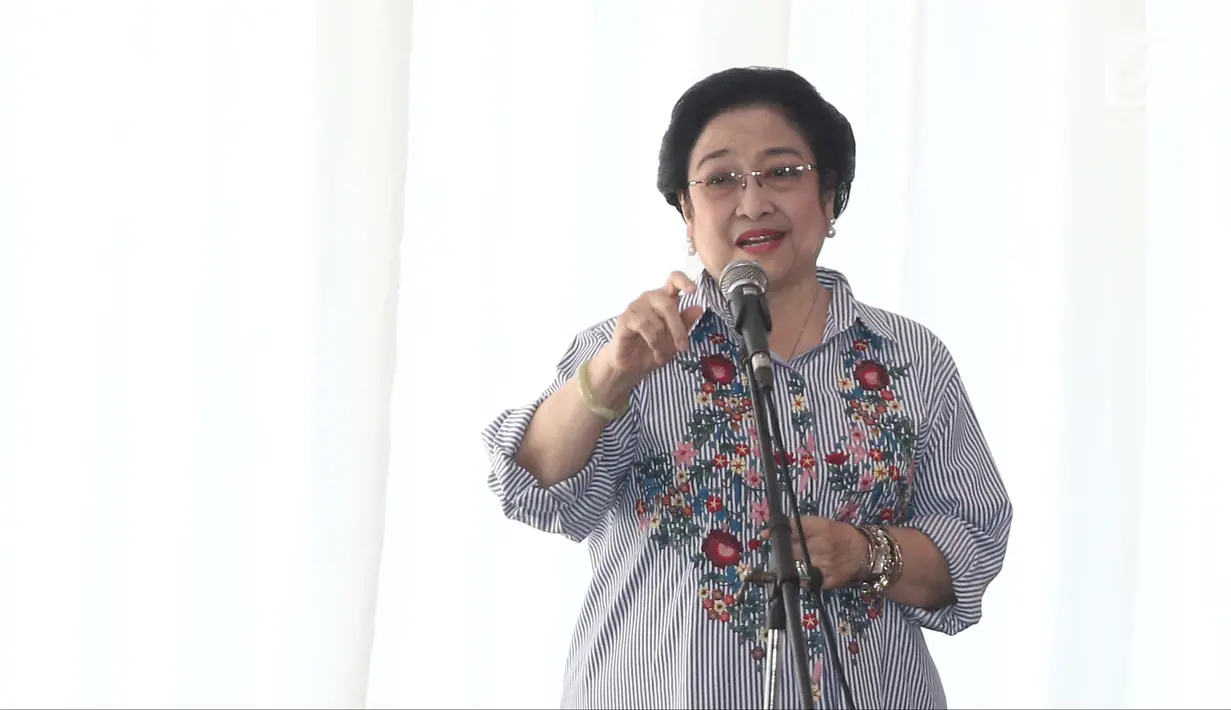 Ketua Umum PDIP Megawati Soekarnoputri memberi sambutan saat melepas bantuan tahap dua untuk korban gempa dan tsunami Palu di Jakarta, Senin (8/10). PDIP memberi bantuan bahan pangan sebanyak 61 ton. (Liputan6.com/Herman Zakharia)