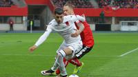 Pemain Timnas Albania, Elseid Hysaj (kiri), mencoba melewati hadangan pemain sayap Austria, Marko Arnautovic dalam laga uji coba yang digelar di Stadion Ernst Happel, Minggu dini hari WIB. (Bola.com/Reza Khomaini)
